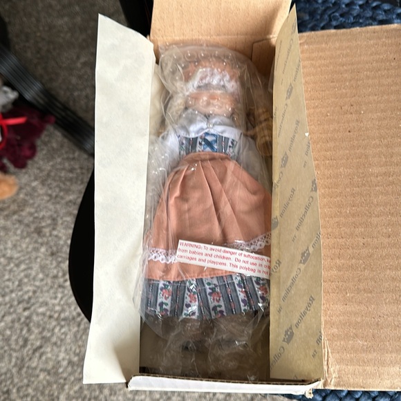 Never Used - Royalton Collection “Kirsi” 10” Porcelain Doll representing Finland - Picture 4 of 12